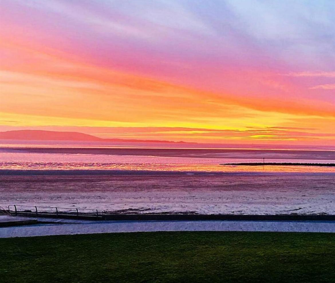 Beachfront Bliss With Spectacular Views Llanelli Esterno foto